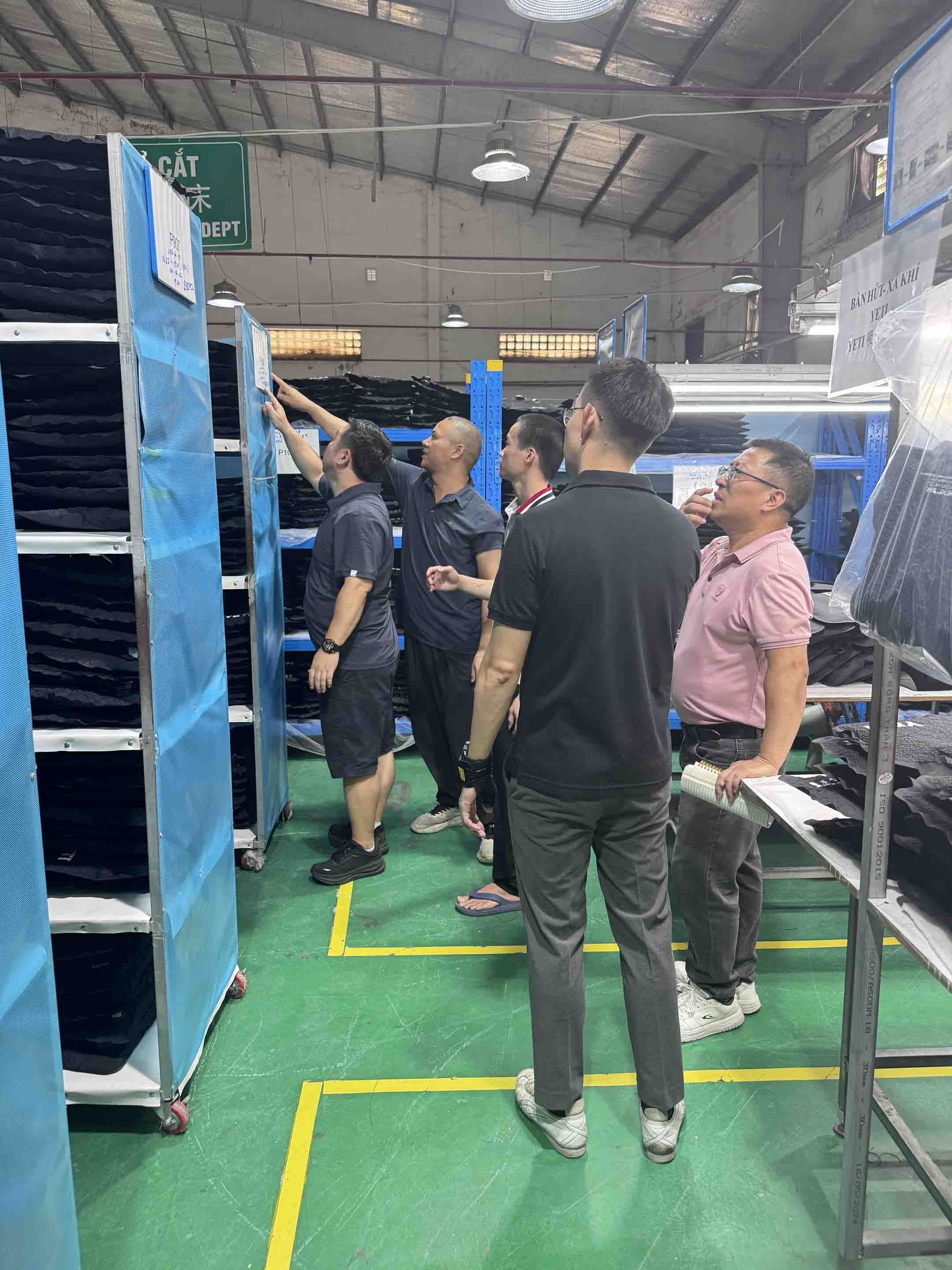 YETI bezoekt de vestiging van Sealock in Vietnam om de productie van zachte koeltassen te beoordelen