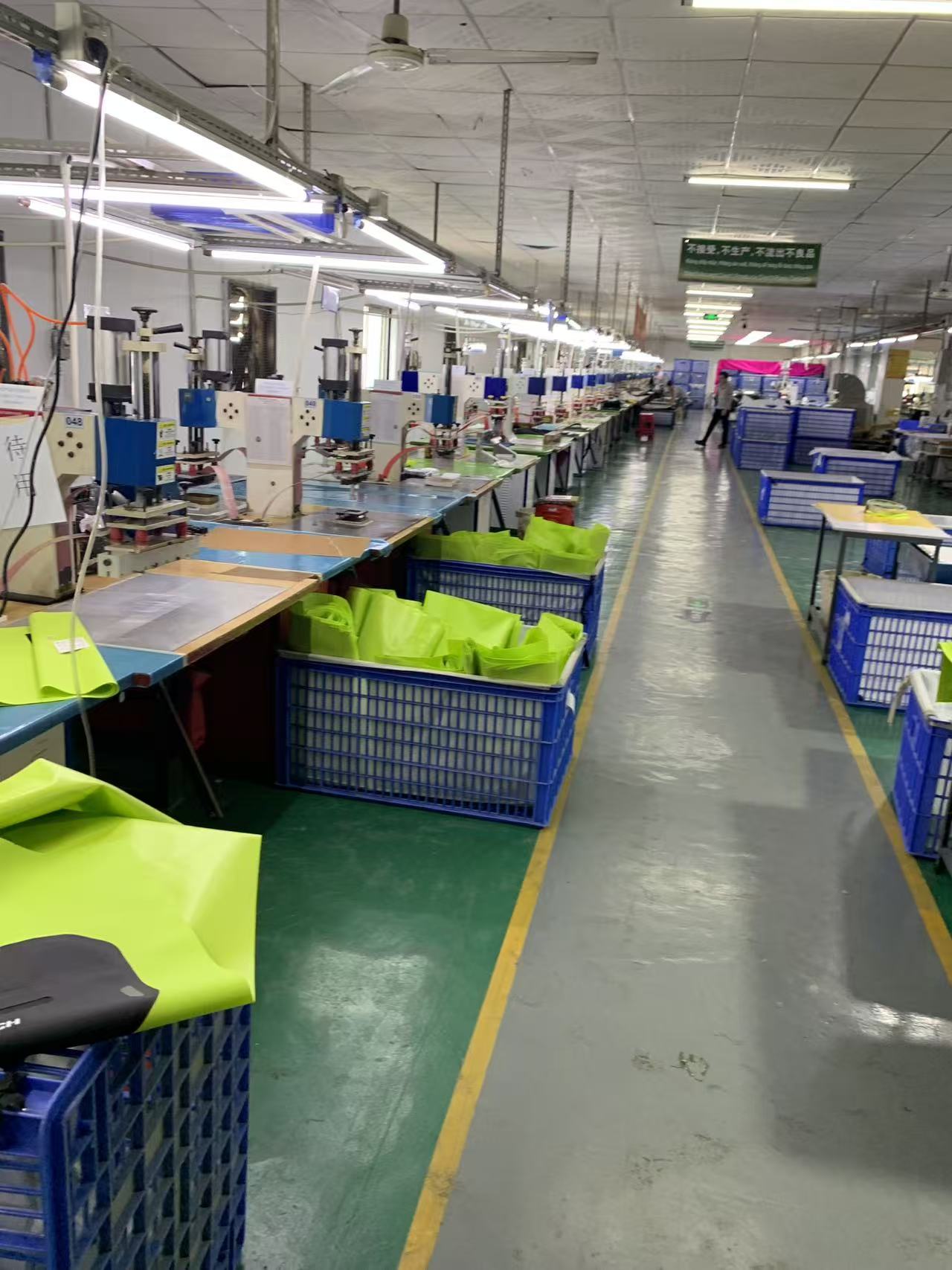 Tijdens een productierun: hoe een waterdichte motortas met hoge zichtbaarheid wordt gebouwd bij Sealock